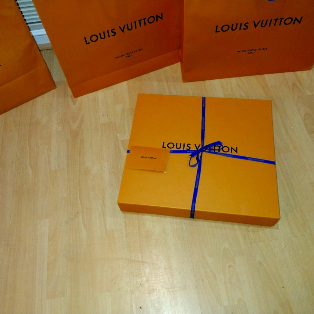 (2)Empty LV boxes w/ shopping bags (1)LV extra large shopping bag (2)dust covers